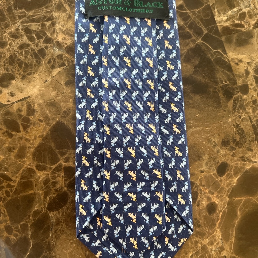 Astor & Black 100 % Silk Tie Navy Dog Motif Preppy Sporting Hunting Novelty - Picture 4 of 10